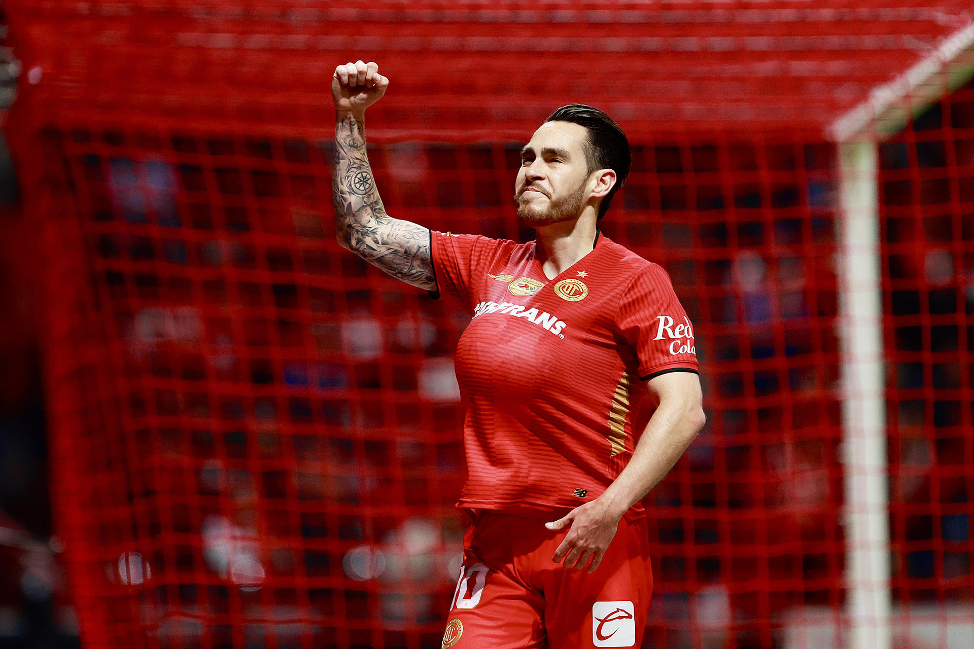 Jesús Angulo, del Toluca, celebra un gol durante un partido de la Liga MX entre Toluca y Necaxa en el estadio Nemesio Diez en Toluca (México). EFE/Felipe Gutiérrez