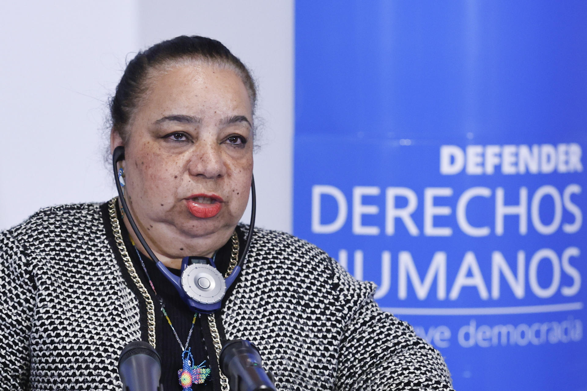 La relatora especial sobre los derechos de las personas con discapacidad por el Consejo de Derechos Humanos de la ONU, Heba Hagrass, habla durante una rueda de prensa este viernes, en Bogotá (Colombia). EFE/ Mauricio Dueñas Castañeda