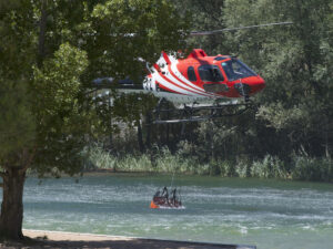 Un helicóptero en labores de extinción del incendio en Cañamares, en la Serranía de Cuenca, en una imagen de archivo. EFE/José Del Olmo