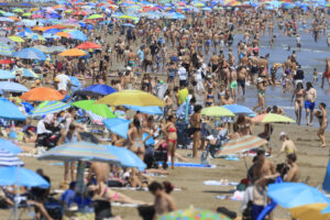 Cientos de personas disfrutan de la mañana de este sábado en la playa de la Malvarrosa, en Valencia. EFE/ Kai Forsterling