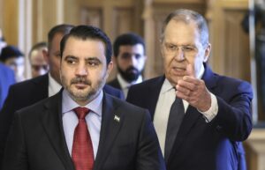 El ministro de Asuntos Exteriores de Rusia, Serguéi Lavrov (d), muestra el camino al ministro de Asuntos Exteriores de Siria, Asaad Hasán al Shaibani (i), durante su encuentro en una visita oficial a Moscú, este jueves 31 de julio de 2025. EFE/EPA/SHAMIL ZHUMATOV/ POOL