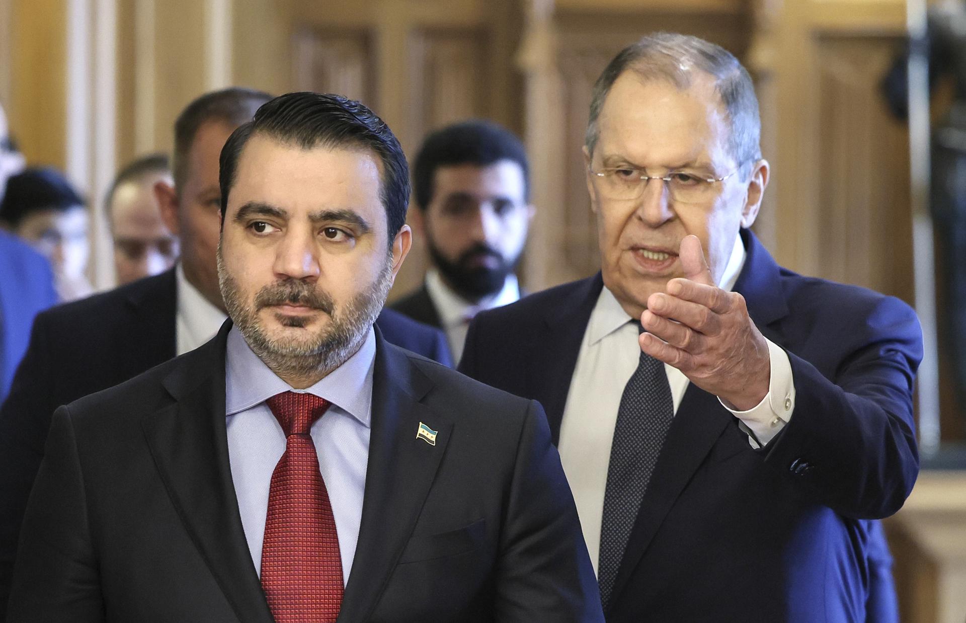 El ministro de Asuntos Exteriores de Rusia, Serguéi Lavrov (d), muestra el camino al ministro de Asuntos Exteriores de Siria, Asaad Hasán al Shaibani (i), durante su encuentro en una visita oficial a Moscú, este jueves 31 de julio de 2025. EFE/EPA/SHAMIL ZHUMATOV/ POOL