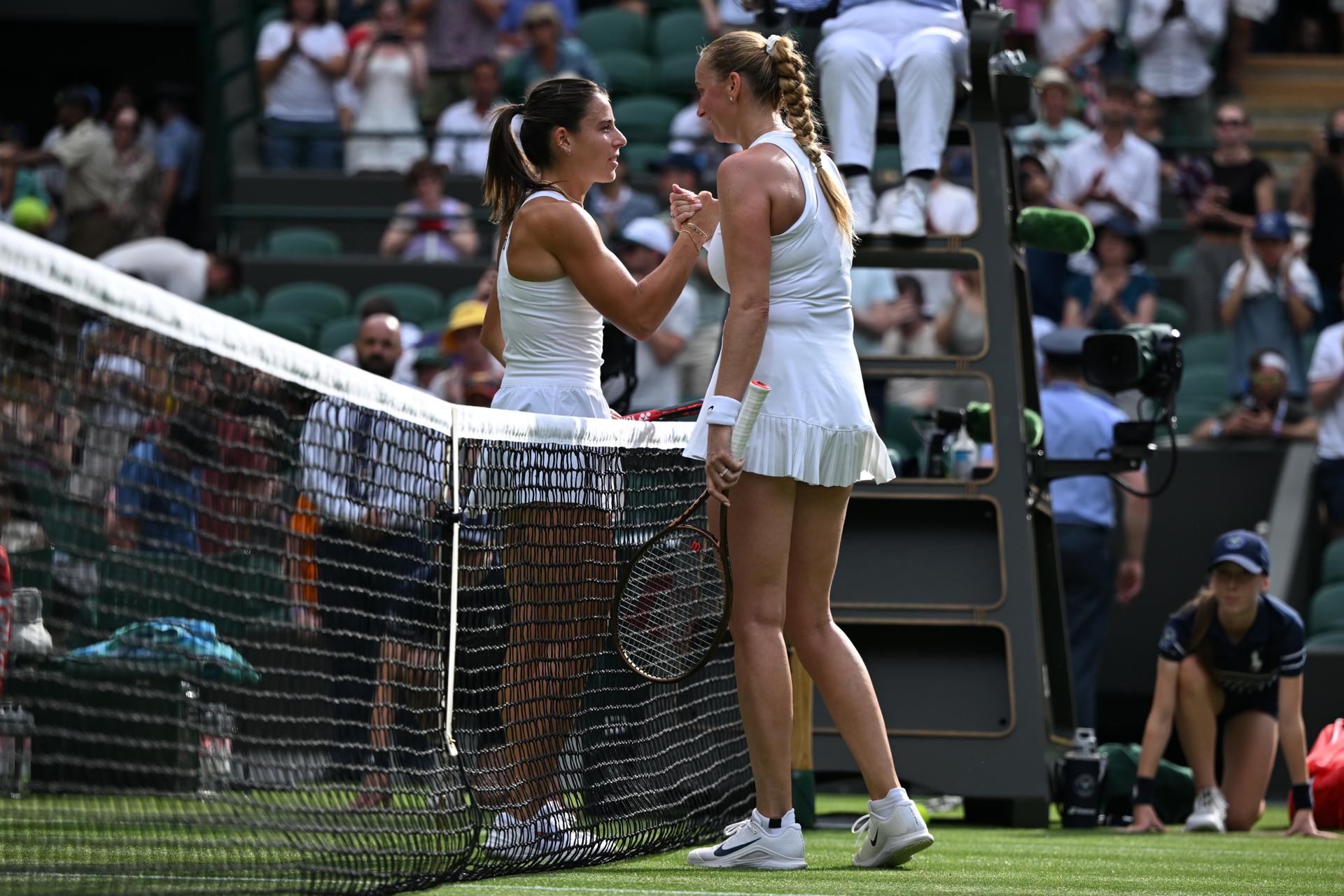 La checa Petra Kvitova (d), doble campeona de Wimbledon, tras caer ante la décima favorita, la estadounidense Emma Navarro,. EFE/EPA/DANIEL HAMBURY
