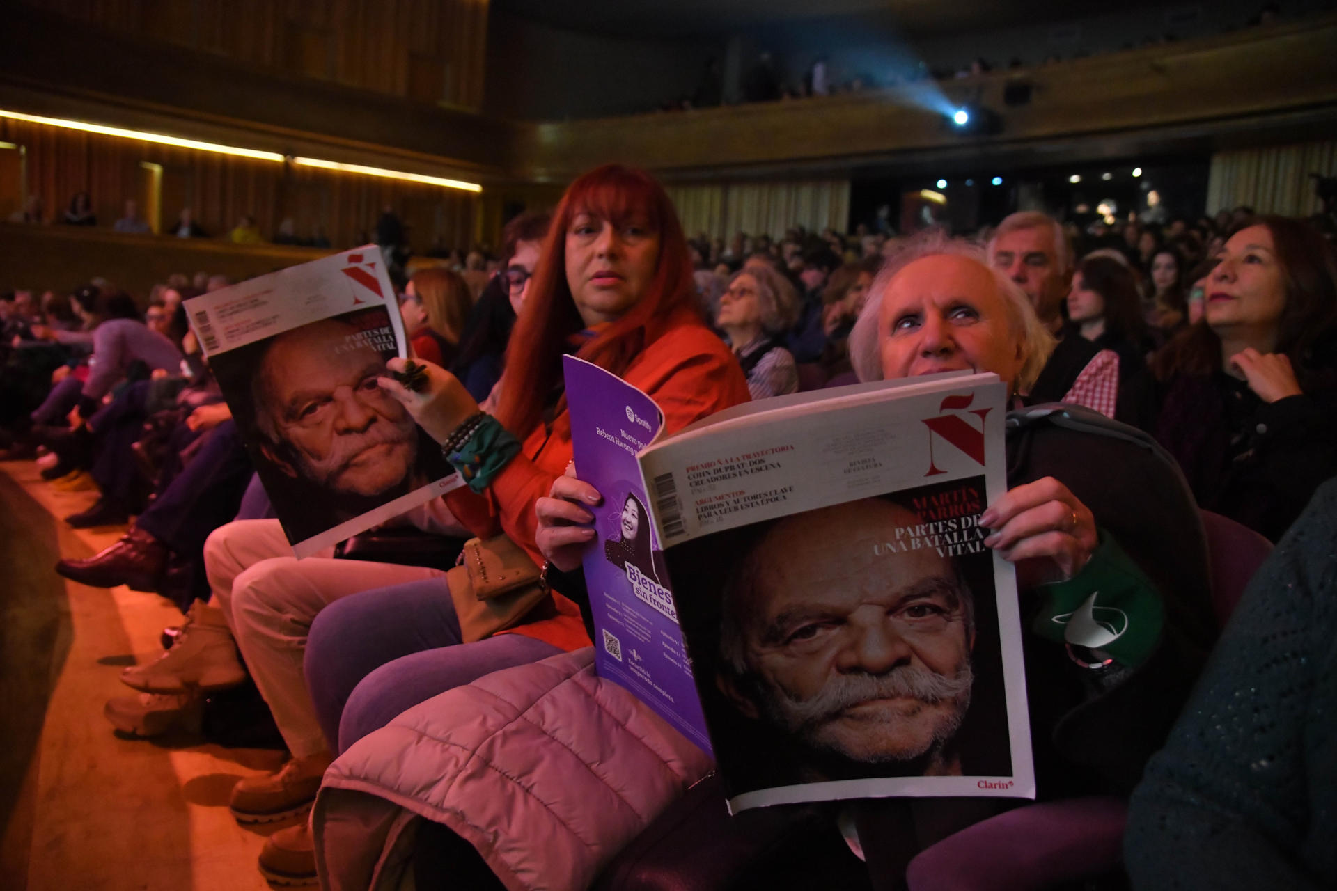Personas asisten al homenaje al escritor y periodista argentino Martín Caparrós este jueves, en el Teatro Alvear en Buenos Aires (Argentina). EFE/ Martín Quintana