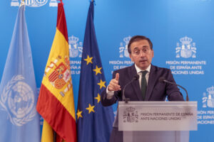 El ministro de Asuntos Exteriores, Unión Europea y Cooperación, José Manuel Albares, habla en rueda de prensa este lunes, en Nueva York (EE.UU.). EFE/Ángel Colmenares