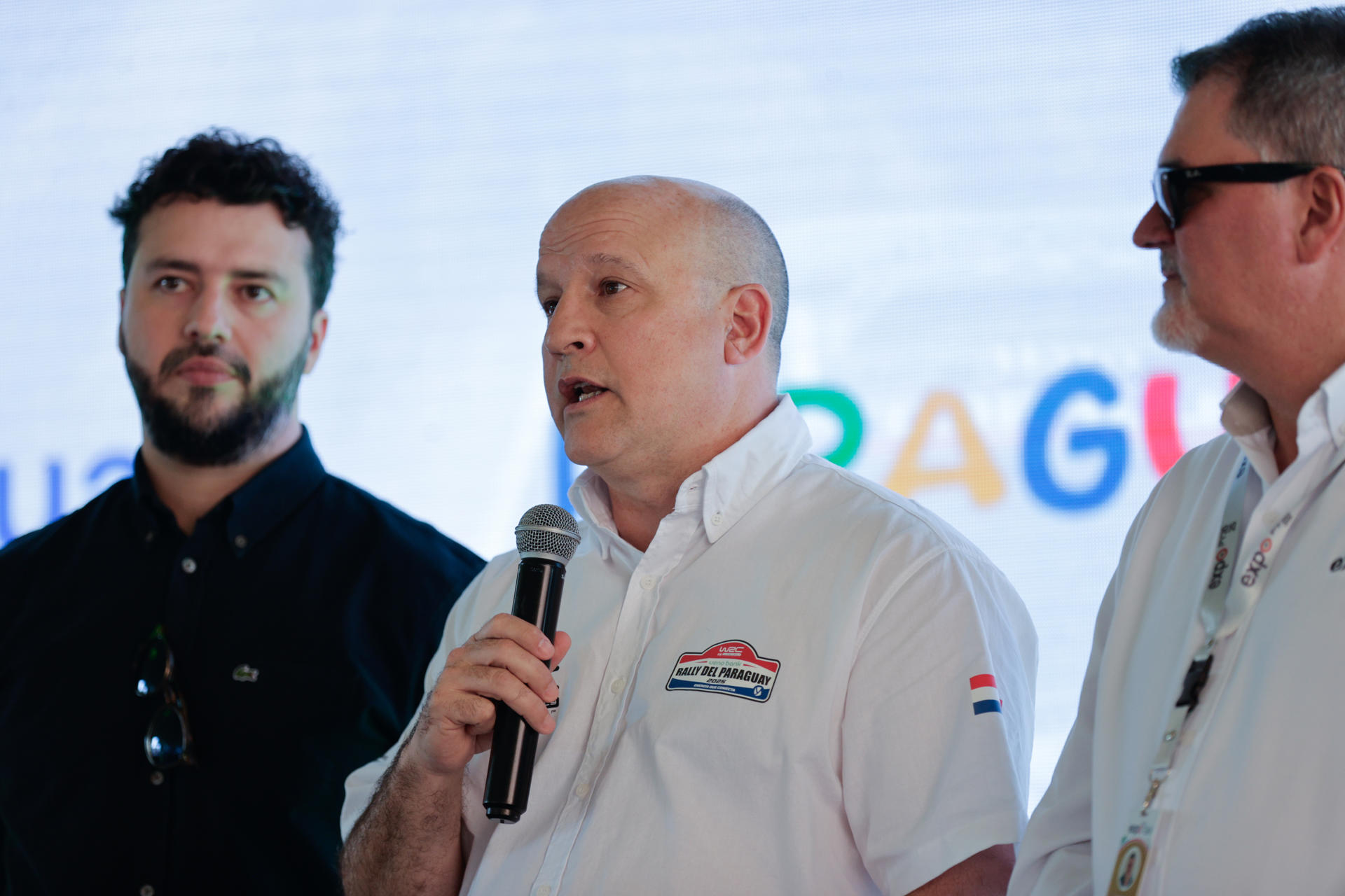 El director ejecutivo del Rally del Paraguay, César Marsal (c), habla durante la presentación oficial de la campaña 'Un rally de tierra roja' este sábado, en Mariano Roque Alonso (Paraguay). EFE/ Juan Pablo Pino