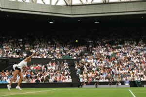 La bielorrusa Aryna Sabalenka en acción ante la belga Elise Mertens en los octavos de Wimbledon. EFE/EPA/DANIEL HAMBURY