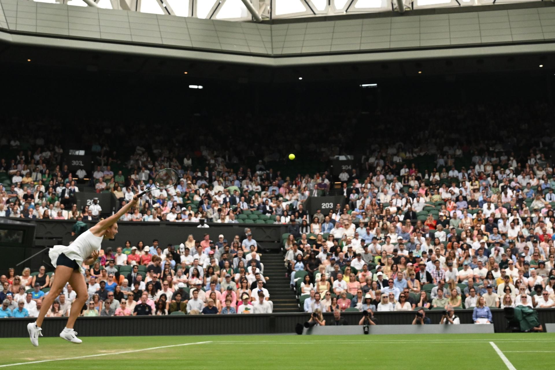 La bielorrusa Aryna Sabalenka en acción ante la belga Elise Mertens en los octavos de Wimbledon. EFE/EPA/DANIEL HAMBURY