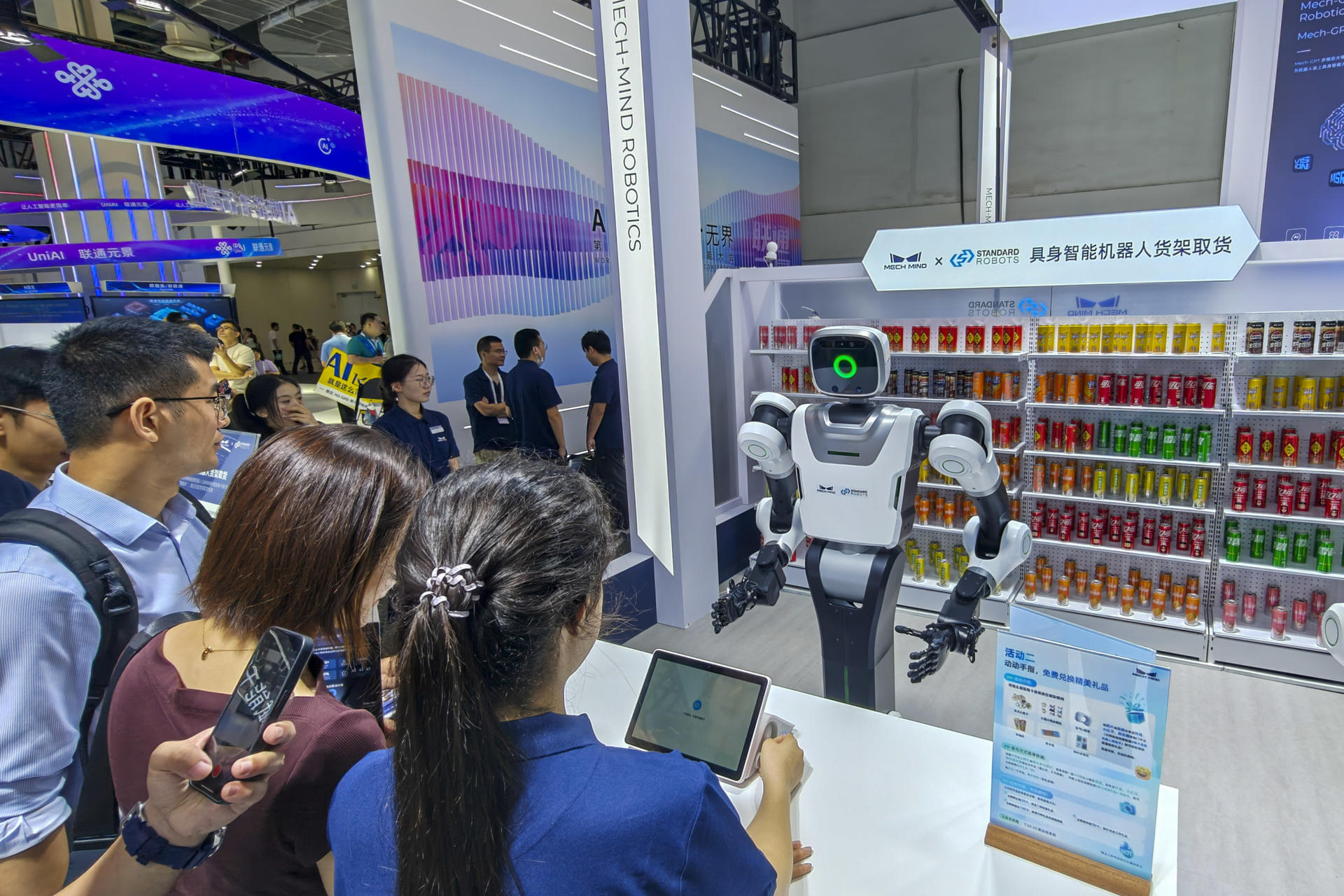 China saca músculo estos días en uno de los terrenos en los que el gigante asiático se mide más ferozmente con EE. UU., el de la inteligencia artificial, en un congreso mundial en Shanghái en el que paradójicamente no está presente su mayor triunfo hasta el momento: DeepSeek. EFE/Víctor Escribano
