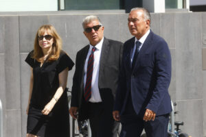 El presidente del FC Barcelona, Joan Laporta (c), y el vicepresidente Rafael Yuste (d), a su llegada a la ceremonia fúnebre por el exmiembro de la Trinca y productor televisivo Toni Cruz que se ha celebrado este lunes en Barcelona. EFE/Quique García