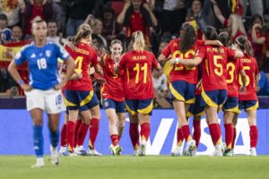 Las jugadoras de la selección de fútbol de España celebran un gol en la victoria de este viernes contra Italia (1-3) en la Eurocopa de Suiza. EFE/Alessandro della Valle (Sólo uso editorial)