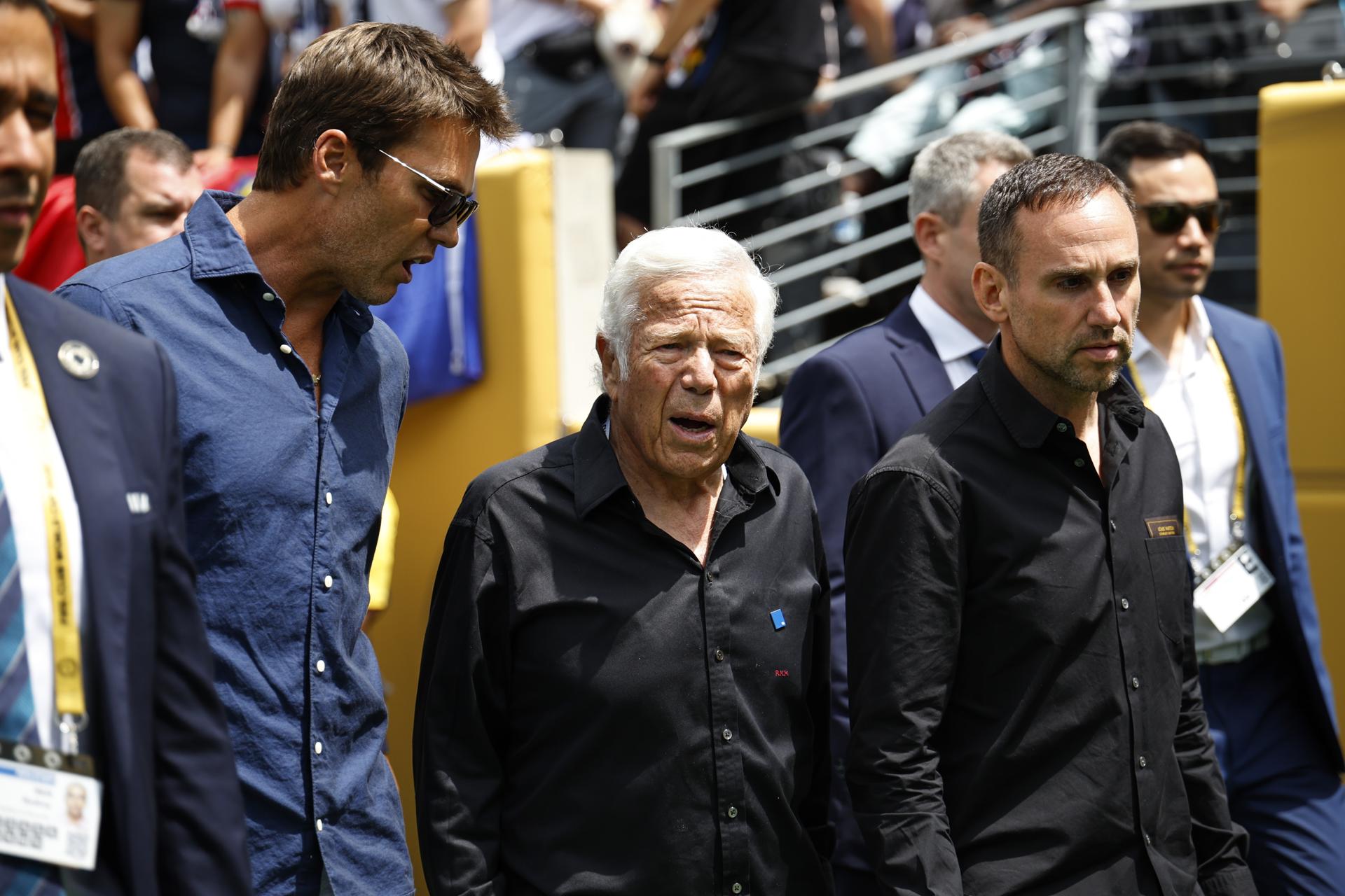 El propietario de los New England Patriots, Robert Kraft (c), y el exjugador de fútbol de los Patriots Tom Brady (i) caminan por el campo antes del partido final de la Copa Mundial de Clubes de la FIFA 2025 entre el Chelsea FC y el Paris Saint-Germain, en East Rutherford, Nueva Jersey (EE.UU.). EFE/CJ GUNTHER