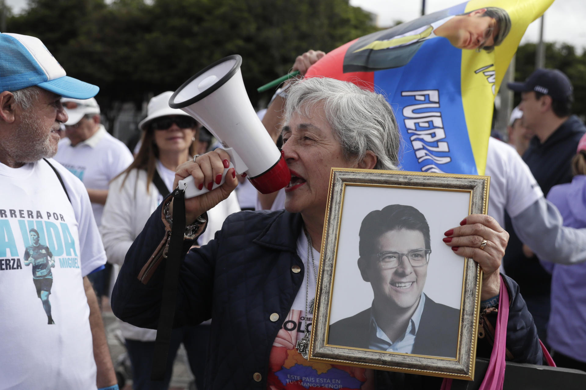 Un grupo de personas fue captado este domingo, 6 de julio, al participar en la 'Carrera por la vida' en apoyo al senador y precandidato presidencial Miguel Uribe Turbay -quien sufrió un atentado hace un mes-, en el norte de Bogotá (Colombia). EFE/Carlos Ortega