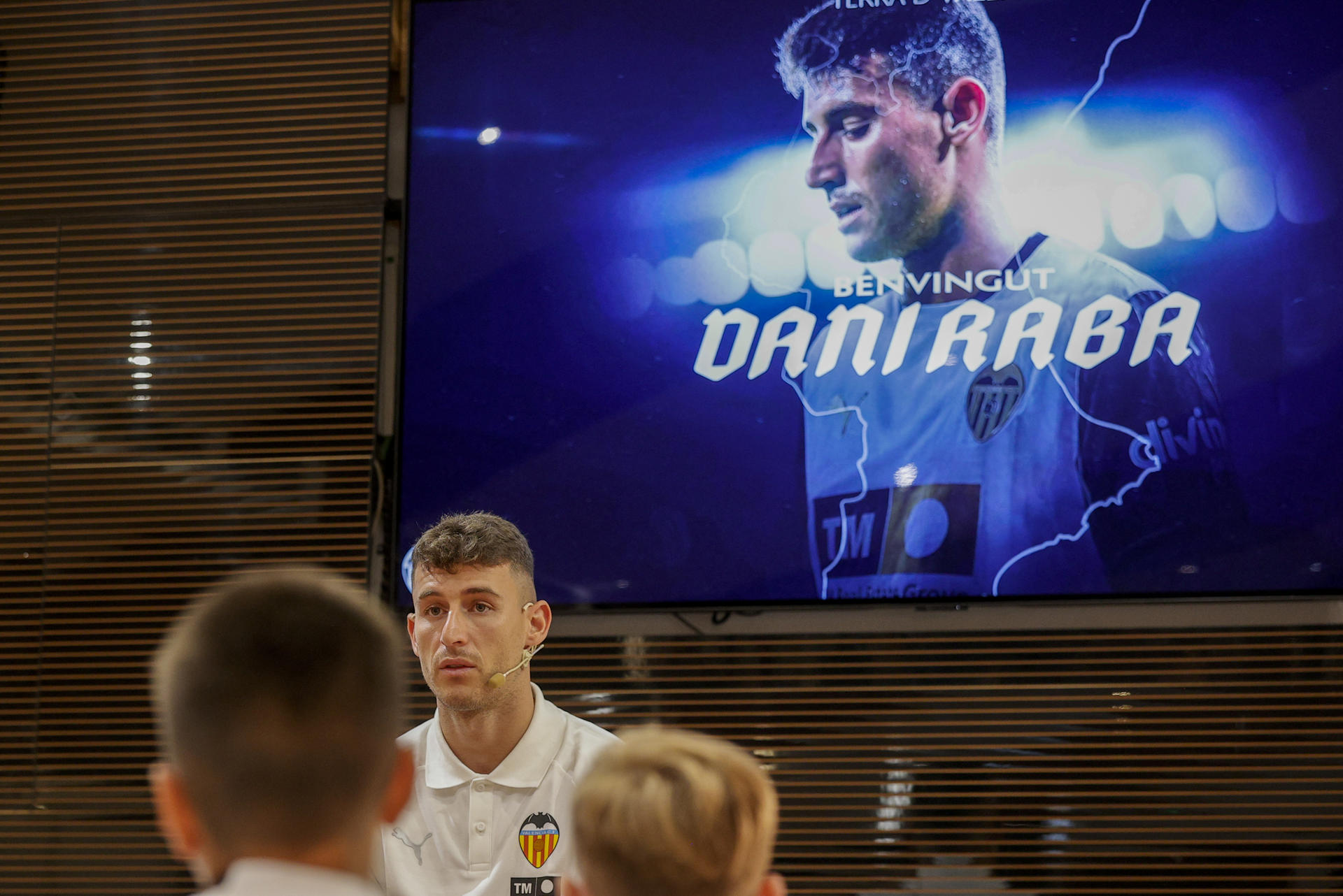 El futbolista Dani Raba durante el acto de presentación como jugador valencianista celebrado en el palco VIP del estadio de Mestalla, en el que destacó que no dudó en firmar por el club valenciano. EFE/Manuel Bruque