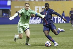 El portero del Bayern Munich Manuel Neuer (i) y Ousmane Dembele del PSG en acción durante el partido de la Copa Mundial de Clubes de la FIFA 2025 entre el Paris Saint-Germain y el FC Bayern Munich, en Atlanta, Georgia, EE.UU. EFE/EPA/ERIK S. LESSER