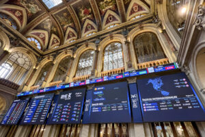 La Bolsa española cierra este martes al alza del 0,9 % y asciende hasta niveles de principio de 2008, al alcanzar los 14.300 puntos y situarse en los 14.347,7 enteros. EFE/ Altea Tejido