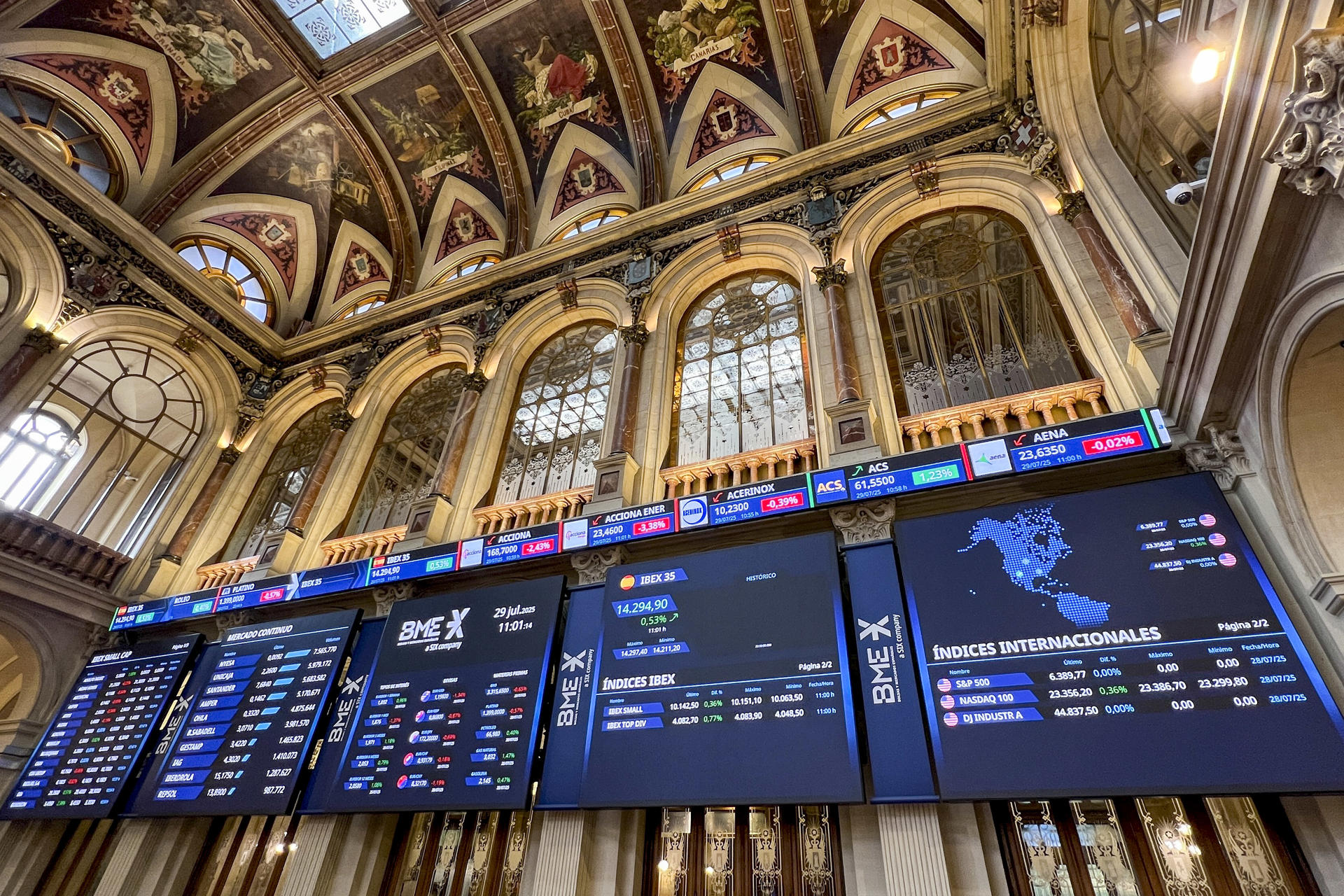 La Bolsa española cierra este martes al alza del 0,9 % y asciende hasta niveles de principio de 2008, al alcanzar los 14.300 puntos y situarse en los 14.347,7 enteros. EFE/ Altea Tejido