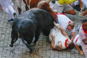 Varios mozos son embestidos por uno de los toros ganadería Cebada Gago y un cabestro durante el segundo encierro de los Sanfermines este martes, en Pamplona. EFE/ Jesús Diges