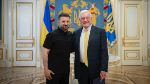 El presidente ucraniano, Volodímir Zelenski, posa con el representante especial de la Casa Blanca para Ucrania, Keith Kellogg (d), durante el encuentro que celebraron este lunes en Kiev. EFE/ Zelenski via X - SOLO USO EDITORIAL/SOLO DISPONIBLE PARA ILUSTRAR LA NOTICIA QUE ACOMPAÑA (CRÉDITO OBLIGATORIO) -