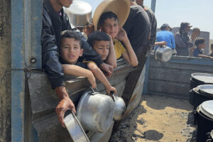 Niños aguardan ayuda humanitaria en Gaza el 19 de abril de 2025. EFE/ Ahmad Awad