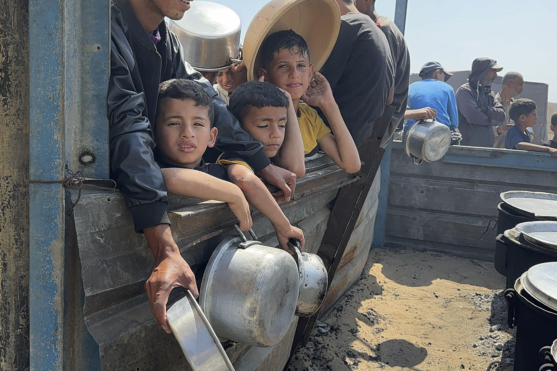 Niños aguardan ayuda humanitaria en Gaza el 19 de abril de 2025. EFE/ Ahmad Awad