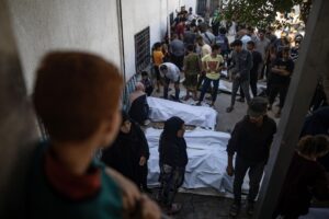 Cadáveres de palestinos muertos en un ataque israelí el 30 de junio de 2025. EFE/EPA/HAITHAM IMAD