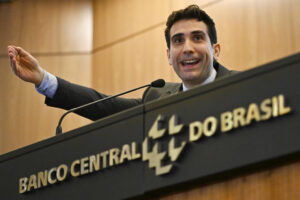 Fotografía de archivo del presidente del Banco Central de Brasil, Gabriel Galípolo, durante un conferencia de prensa, en la sede principal de la entidad, en Brasilia (Brasil). EFE/Andre Borges