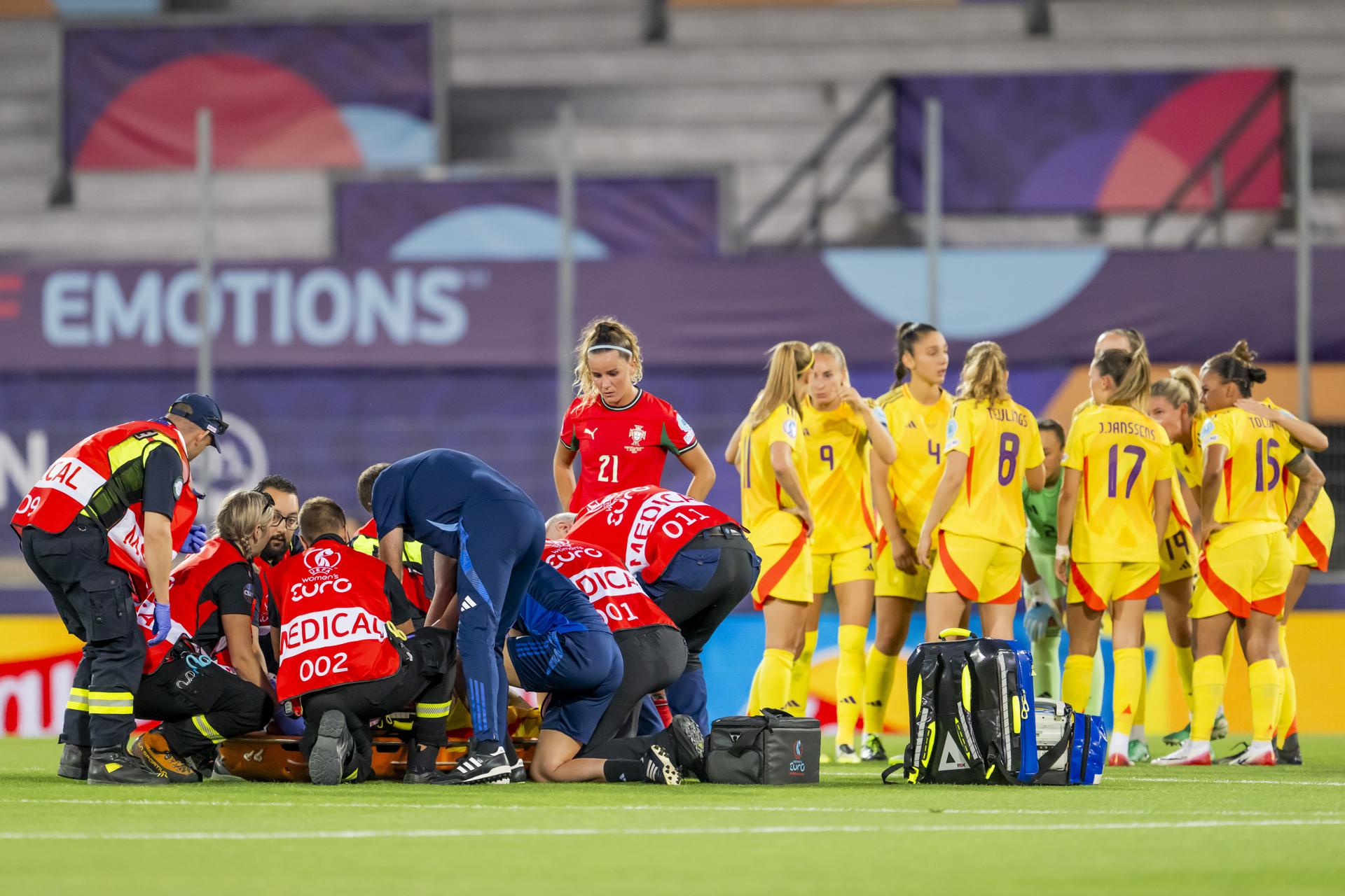 La jugadora belga Jassina Blom es atendida por los médicos durante el último partido del grupo D que dejó a las dos selecciones eliminadas de la Eurocopa 2025 en Sion, Suiza. EFE/EPA/JEAN-CHRISTOPHE dur

