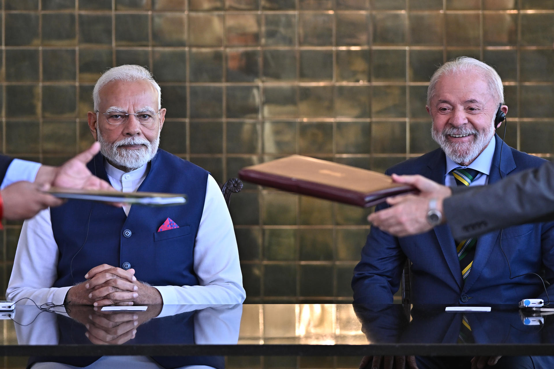 El presidente de Brasil, Luiz Inácio Lula da Silva (d), junto del primer ministro de India, Narendra Modi, participan en una ceremonia este 8 de julio de 2025, en el Palacio de Alvorada en Brasilia (Brasil). EFE/Andre Borges