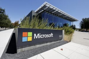 Vista general del logo de Microsoft a la entrada de la oficina corporativa de la compañía tecnológica, este miércoles, 30 de julio, en Mountain View (CA, EE.UU.). EFE/John G. Mabanglo
