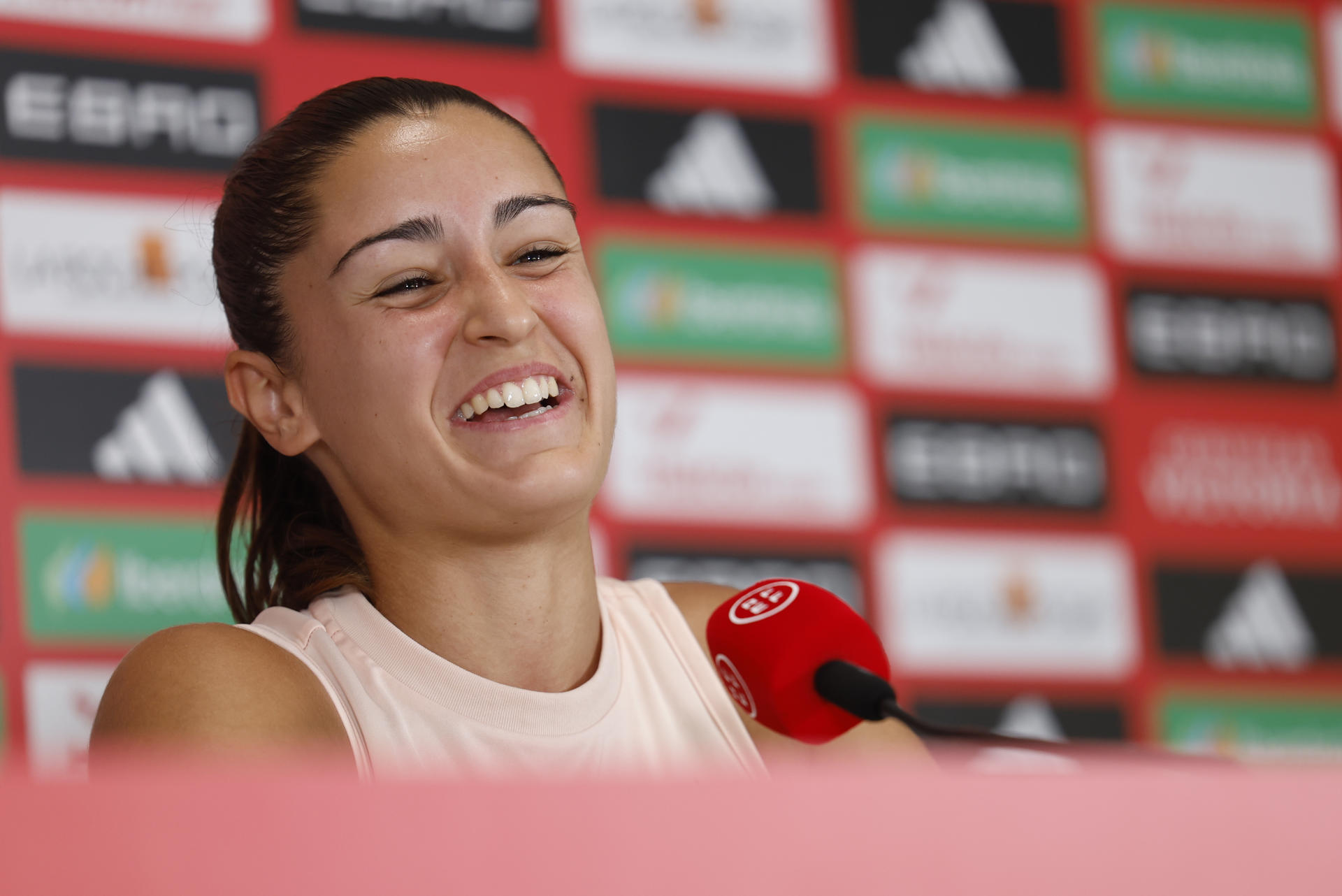 La jugadora de la selección española de fútbol Jana Fernández, durante la rueda de prensa tras el entrenamiento este lunes en Lausana, para preparar el partido de cuartos de final de la Eurocopa que disputan contra la selección de Suiza el próximo viernes. EFE/ Ana Escobar