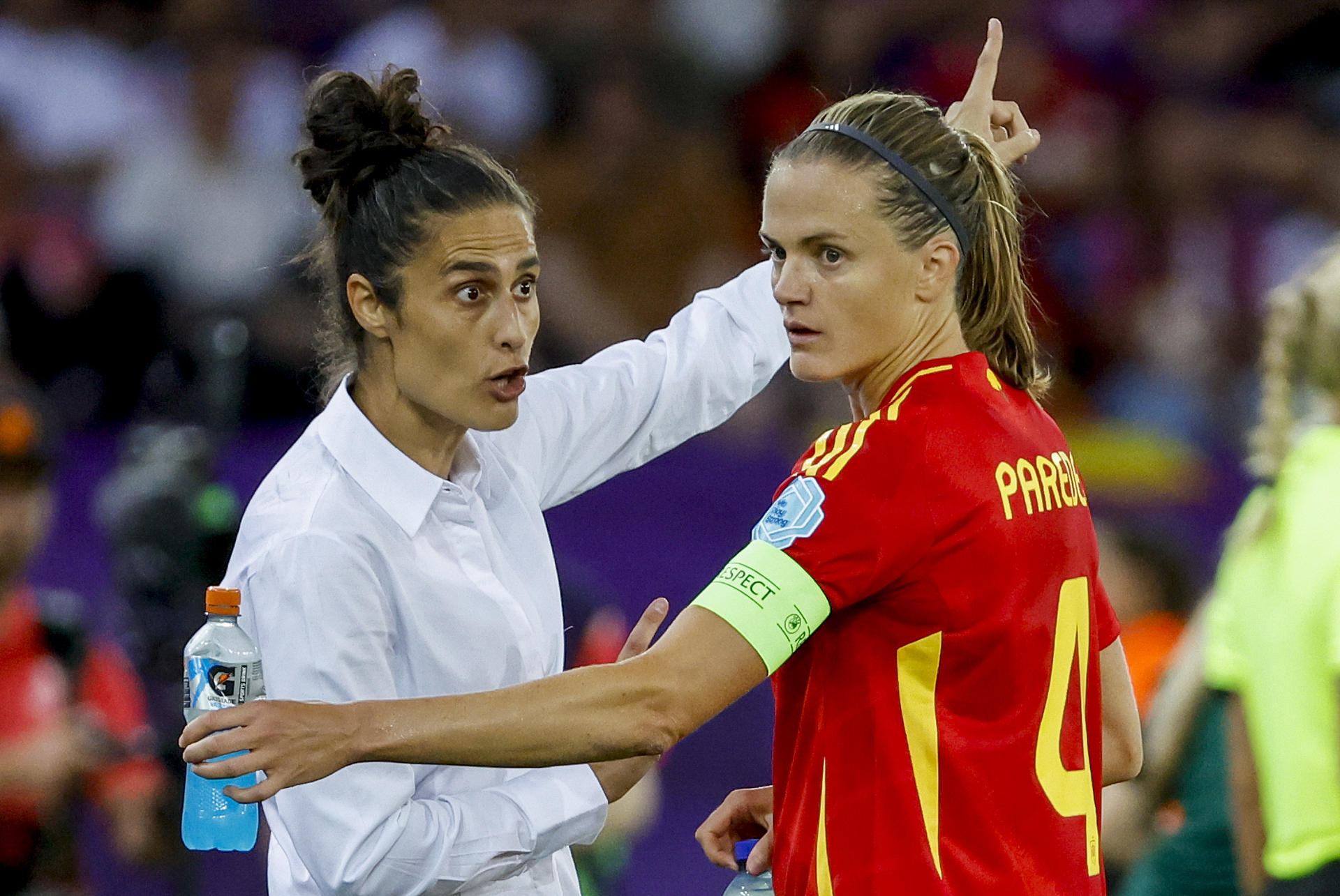 La seleccionadora española, Montse Tomé (i) da instrucciones a la jugadora Irene Paredes durante el partido de semifinales de la Eurocopa 2025 que Alemania y España disputan este miércoles en el estadio Letzigrund de Zúrich, en Suiza. EFE/Ana Escobar