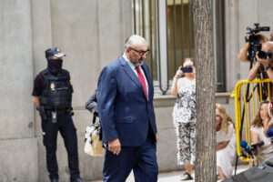 Imagen de archivo (23/06/2025) del exasesor del exministro de Transportes José Luis Ábalos, Koldo García, a su salida del Tribunal Supremo en Madrid. EFE/Rodrigo Jiménez