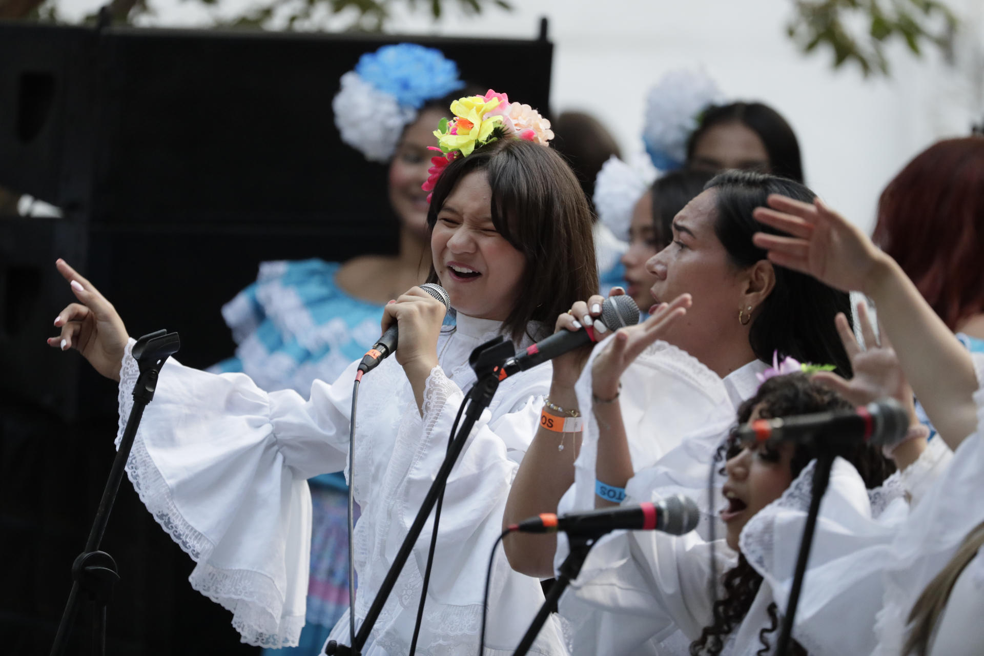 Beneficiarios de la donación de instrumentos a través del programa 'Artes para la Paz' cantan este lunes, durante la conmemoración de los 500 años de la fundación de Santa Marta en Santa Marta (Colombia). EFE/ Carlos Ortega
