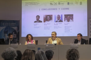El gerente del Sergas, José Ramón Parada(2d), interviene en el foro 'Miastenia gravis: situación actual y retos futuros para la mejora asistencial en España', este miércoles en Santiago de Compostela. EFE/Xurxo Martínez