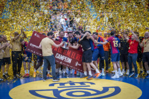 Fotografía de Javier Etxezarreta, en la que puede verse en una imagen de archivo del 8 de junio de 2025 a la plantilla del Barça tras ganar la Copa del Rey de balonmano. EFE
