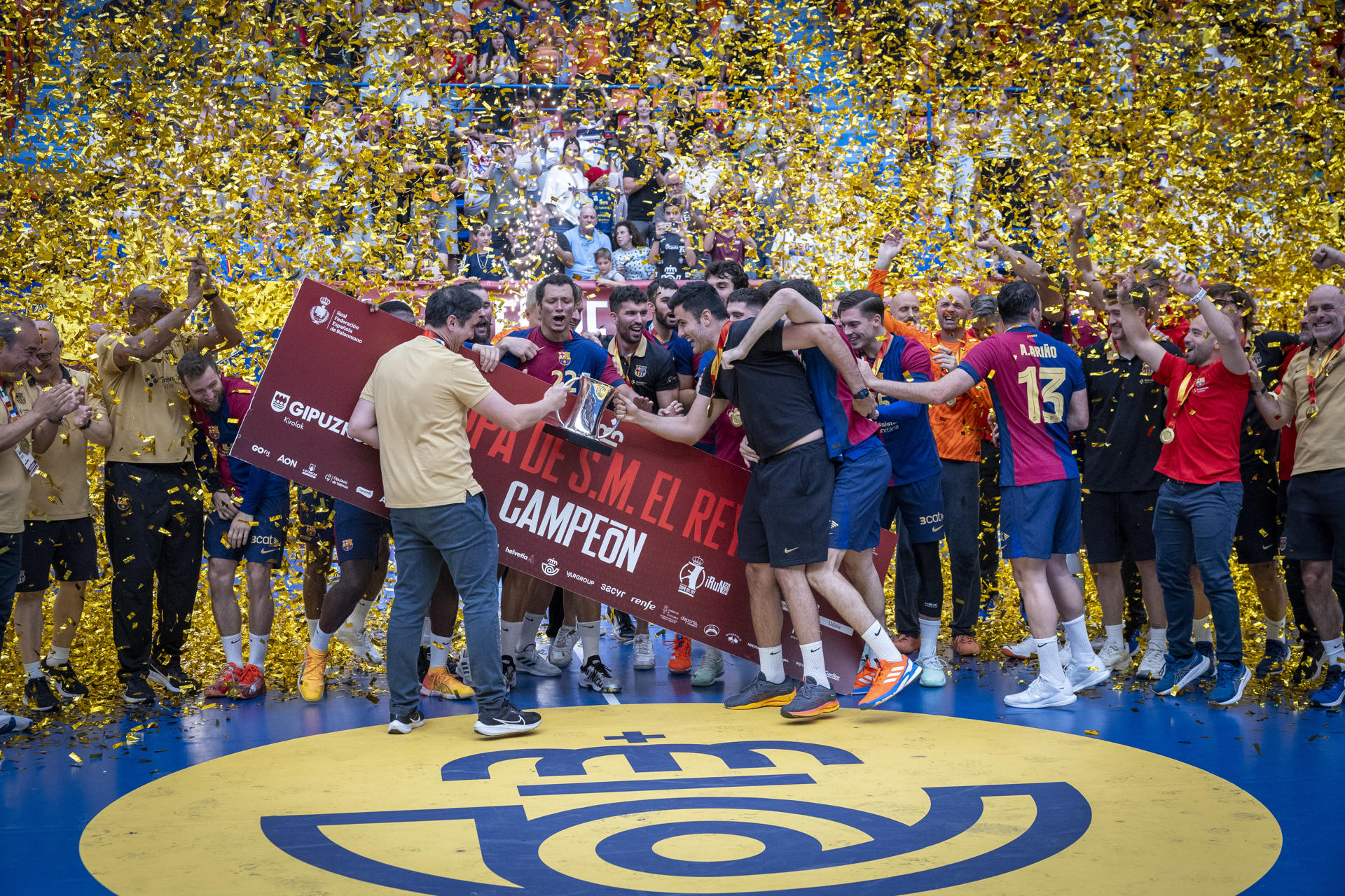 Fotografía de Javier Etxezarreta, en la que puede verse en una imagen de archivo del 8 de junio de 2025 a la plantilla del Barça tras ganar la Copa del Rey de balonmano. EFE