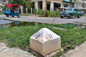 Fotografía del 4 de julio de 2025 de un auto clásico transitando por las calles 11 y J en el municipio del Vedado, en La Habana (Cuba). EFE/ Ernesto Mastrascusa