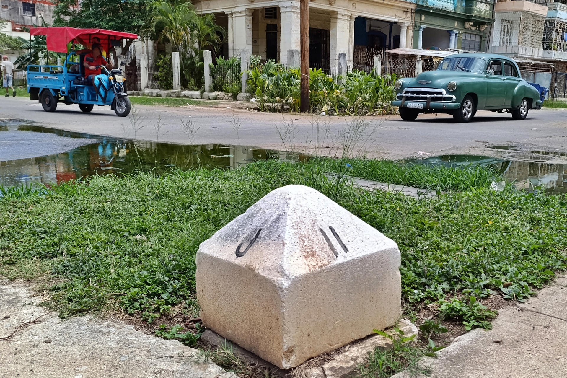 Fotografía del 4 de julio de 2025 de un auto clásico transitando por las calles 11 y J en el municipio del Vedado, en La Habana (Cuba). EFE/ Ernesto Mastrascusa