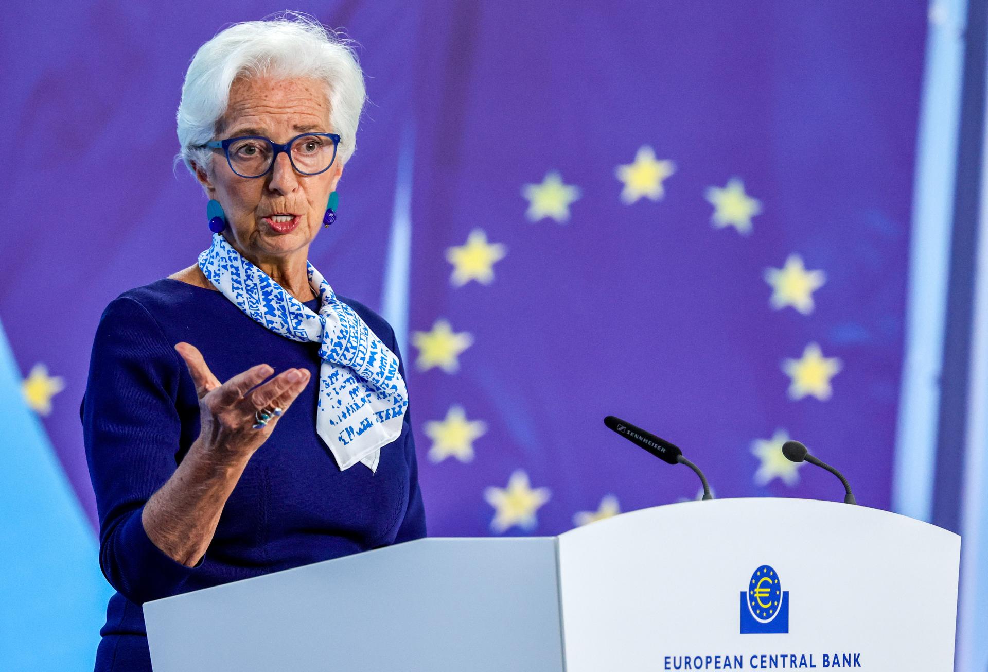 La presidenta del Banco Central Europeo (BCE), Christine Lagarde, habla en una conferencia de prensa tras la reunión del Consejo de Gobierno del BCE en Frankfurt (Alemania). EFE/EPA/RONALD WITTEK