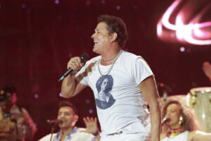 El cantante colombiano Carlos Vives canta durante el ‘Gran Concierto Serenata a Santa Marta’ este lunes, en la playa de Los Cocos durante la conmemoración de los 500 años de la fundación de Santa Marta en Santa Marta (Colombia). EFE/Carlos Ortega
