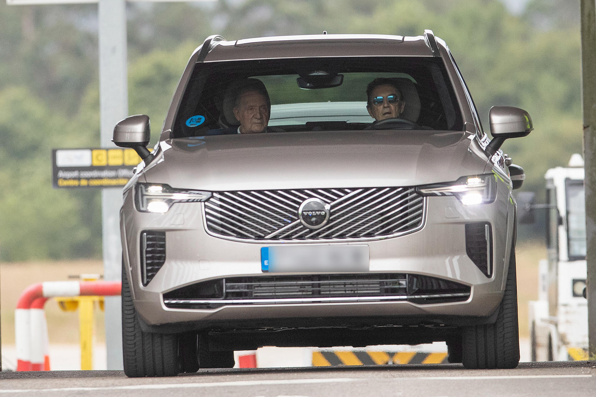 El rey emérito Juan Carlos I (i), junto a su amigo Pedro Campos (d), sale del aeropuerto este jueves en Vigo, desde donde se ha trasladado por carretera a Sanxenxo para disfrutar de la vela en esta localidad turística de la provincia de Pontevedra por cuarta vez en lo que va de año. El rey emérito ha llegado a Peinador a las 18:37 horas en un vuelo procedente de Logroño y ha sido recibido a pie de pista por su amigo Pedro Campos, presidente del Real Club Náutico de Sanxenxo (RCNS). EFE/ Salvador Sas