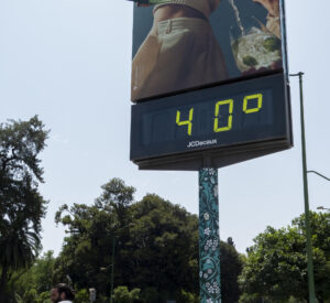 Imagen de archivo (21/06/2025) .- Un termómetro marca los 40º C.
. EFE/ David Arjona