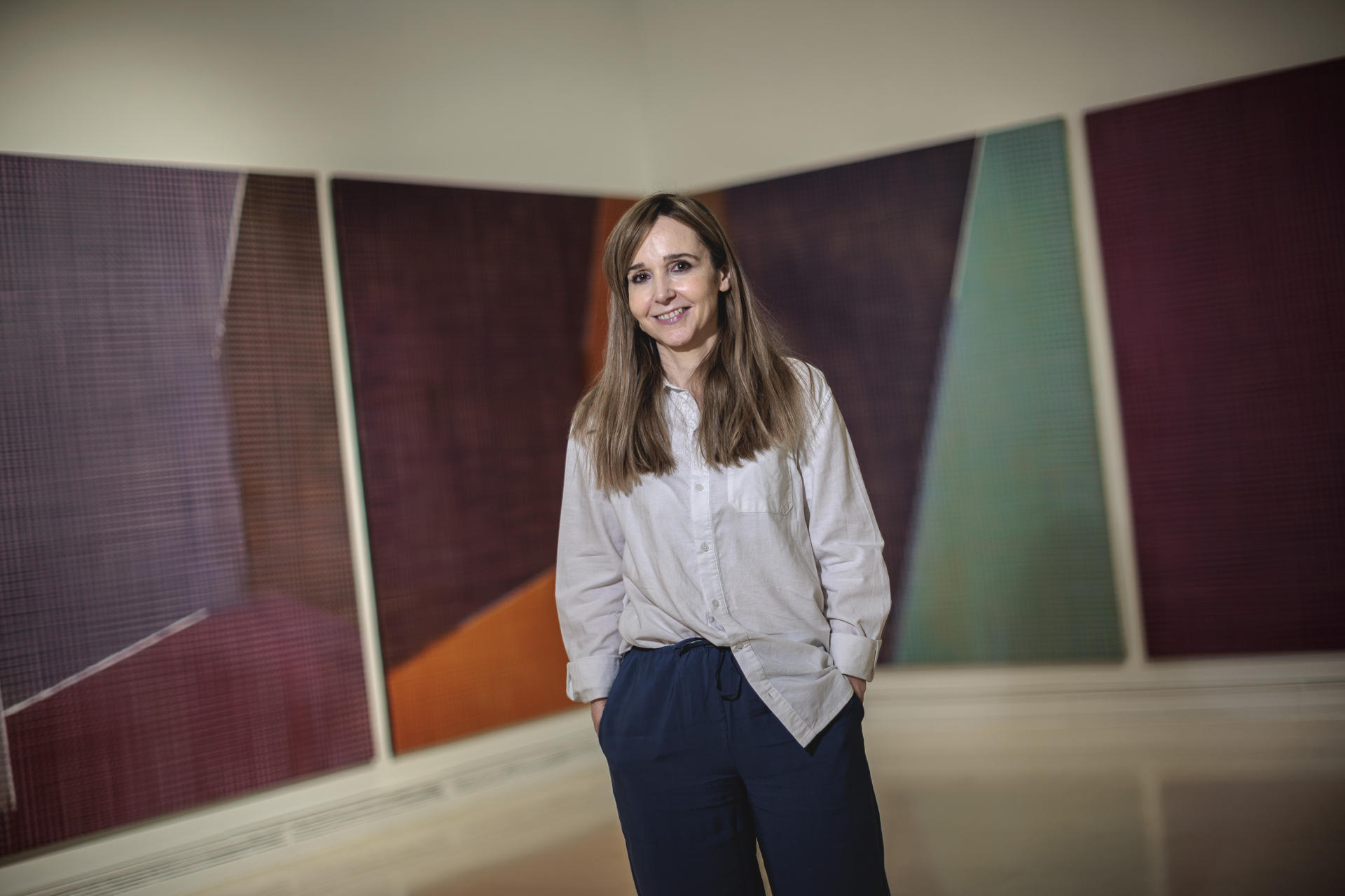 La historiadora del arte Blanca de la Torre durante la entrevista con EFE al acabar de cumplir sus cien primeros días al frente del IVAM de València, un cargo que afronta "sin personalismos", con un proyecto "colectivo" más acorde a la sociedad actual, y desde el que reivindica la necesidad de superar la jerarquía que prima la oferta cultural del "centro" y discrimina a la periferia. EFE/Biel Aliño