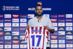 El nuevo defensa eslovaco Dávid Hancko, durante su presentación como nuevo jugador del Atlético de Madrid en el estadio Metropolitano en Madrid. EFE/ Chema Moya