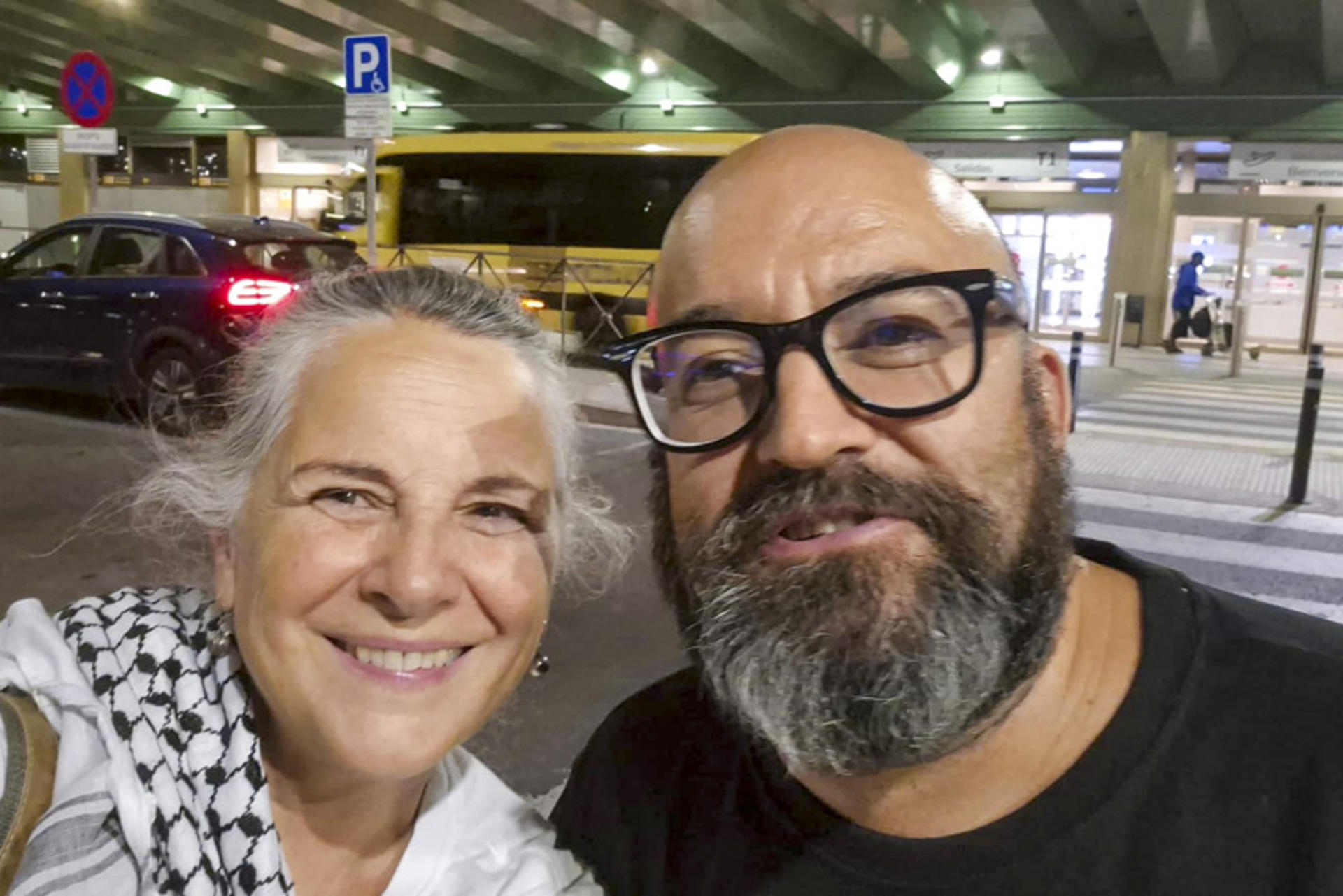 Sergio Toribio (d), el activista español que viajaba en el barco Handala de la Flotilla de la Libertad, a su llegada este miércoles a Madrid tras permanecer bajo la custodia de las autoridades de Israel desde el pasado día 26, cuando el buque fue interceptado. En la foto, junto a Asunción Estriégana, de la Asociación Rumbo a Gaza. EFE/Asociación Rumbo a Gaza SÓLO USO EDITORIAL, PERMITIDO SU USO SÓLO EN RELACIÓN A LA INFORMACIÓN QUE APARECE EN EL PIE DE FOTO (CRÉDITO OBLIGATORIO)
