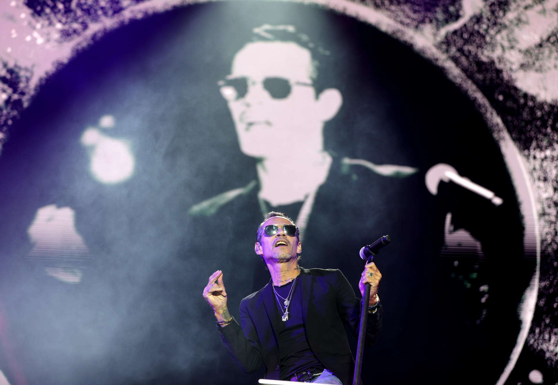 El músico y cantante estadounidense Marc Anthony durante el concierto que ha ofrecido hoy domingo en el Muelle de la Batería, en A Coruña, incluido en su gira ´En Vivo´. EFE/Cabalar.