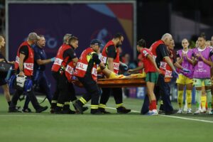 La belga Jassina Blom es retirada en camilla durante el partido Portuga-Bélgica de la fase de grupos de la Eurocopa femenina. EFE/EPA/NUNO VEIGA