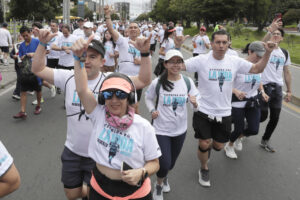 Decenas de personas fueron captadas este domingo, 6 de julio, al participar en la 'Carrera por la vida' en apoyo al senador y precandidato presidencial Miguel Uribe Turbay -quien sufrió un atentado hace un mes-, en el norte de Bogotá (Colombia). EFE/Carlos Ortega