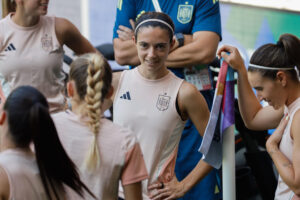 La centrocampista de la selección española Aitana Bonmatí (c) durante un entrenamiento este miércoles en Berna (Suiza), previo al primer partido de grupos que disputan las españolas mañana ante Portugal en el marco de la Eurocopa Femenina 2025. EFE/ Ana Escobar